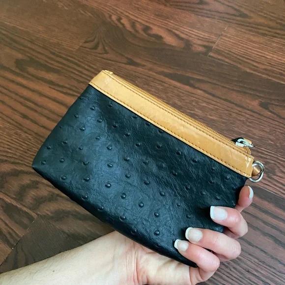 GUESS Black and Tan coin purse - Picture 2 of 4